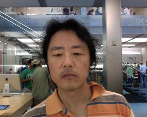 Нью-йоркский художник шпионит за людьми в Apple Store