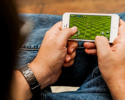 Выручка от игр на iOS и Android в три раза больше, чем на портативных консолях