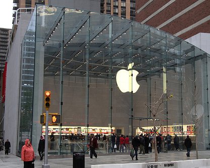 Apple впервые открывает в России собственные магазины